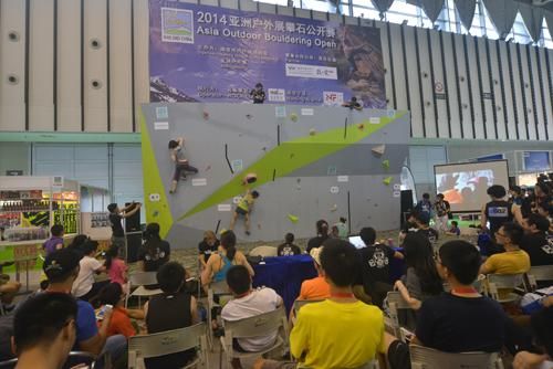 2015亚洲户外展攀石公开赛精彩纷呈。