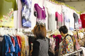 2015苏杭丝绸（十堰）展销会16日体育馆火爆开幕