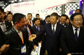 “上交会”23日开幕。领导万钢、陈德铭、杨雄出席并巡视“上海侨商专区”