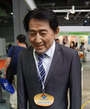 安倍“道歉”机器人亮相上海展会