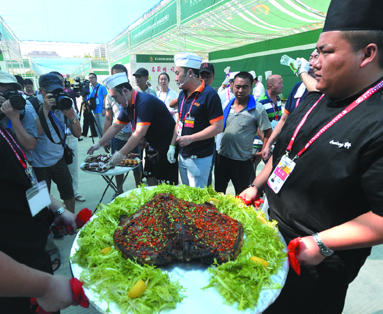 参赛选手在烧烤大赛中进行美食pk