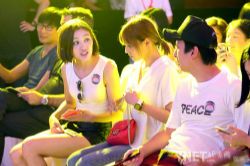 王思聪chinajoy游戏展会上与美女热聊 国民老公人气高(图)