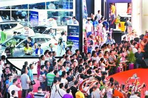 南庄车展吸引了大批市民观展。记者何波摄