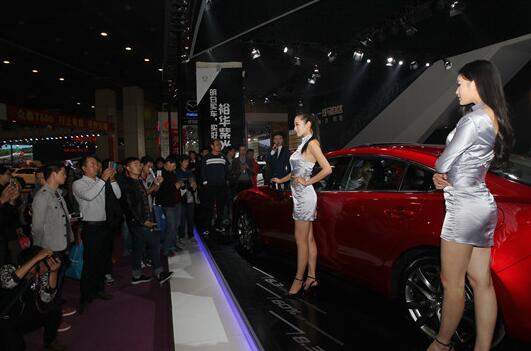 第八届郑州国际汽车展在郑东新区会展中心开幕