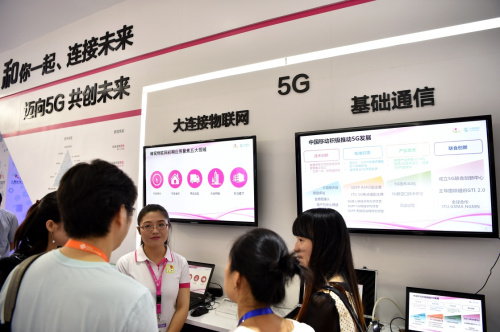 参观者在中国移动展台了解该公司在5G技术研发方面的成果。