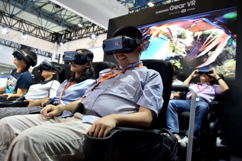 参观者在三星公司展台体验虚拟现场技术。