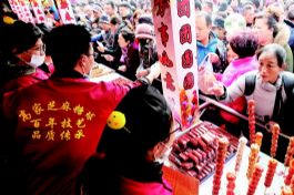 青岛：萝卜元宵糖球会开幕 首日参会人数31万人次