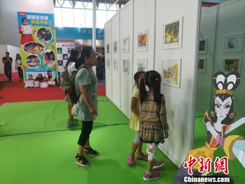 北京国际图书节上的两名小朋友。上官云 摄